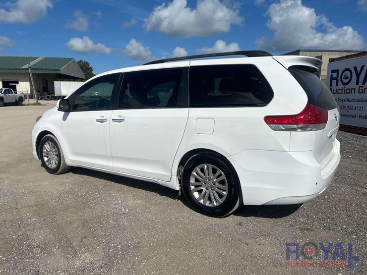 2011-toyota-sienna-image-4