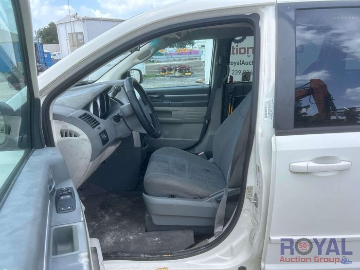 2010-dodge-grand-caravan-se-image-13