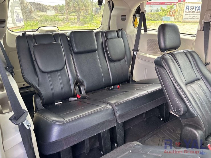 2013-chrysler-town-&-country-image-22