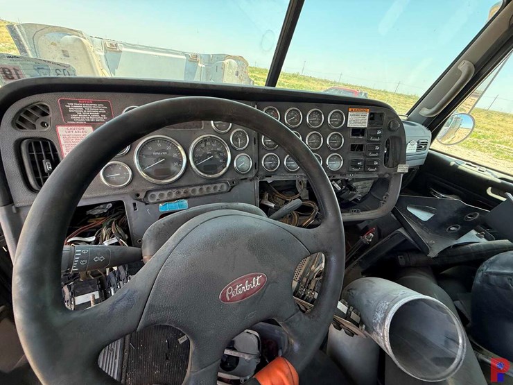 2013-peterbilt-367-image-19