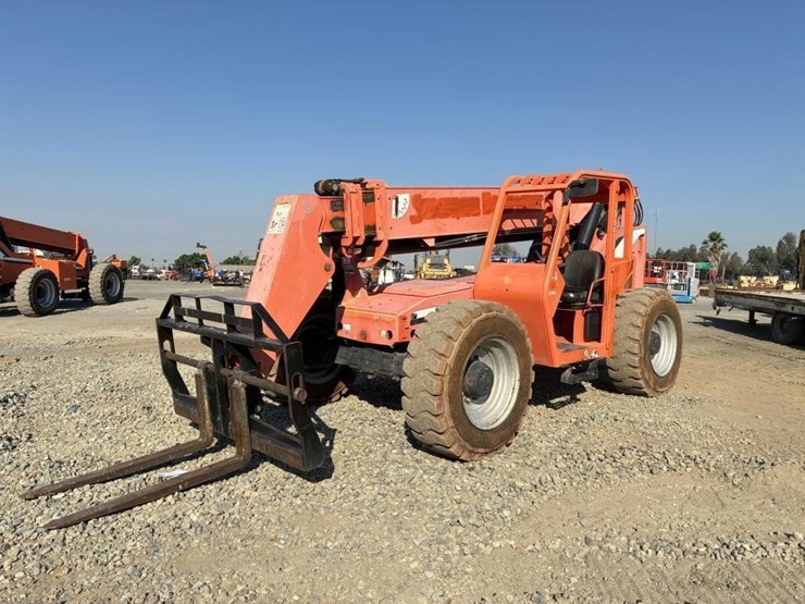 2014-jlg-8042-image-1