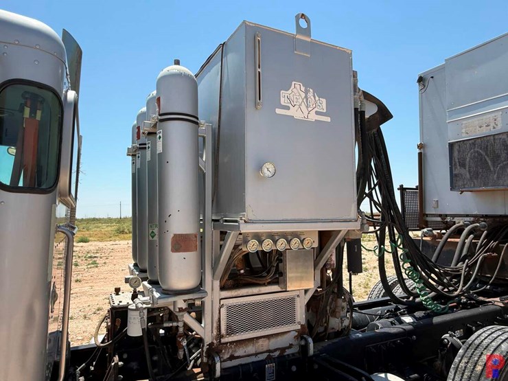 2013-peterbilt-367-image-23