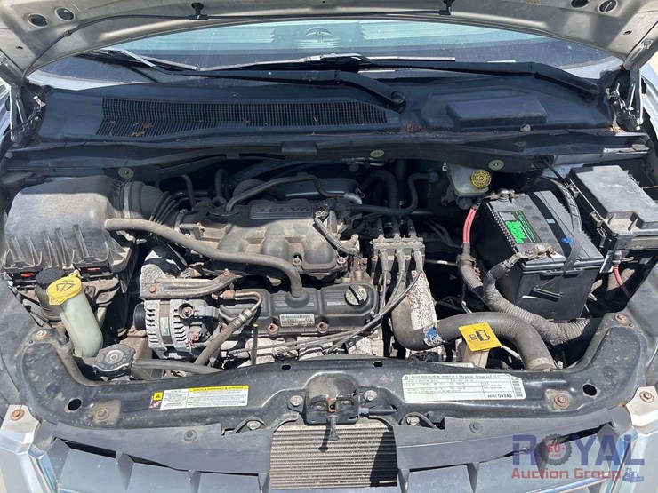 2010-chrysler-town-&-country-image-5