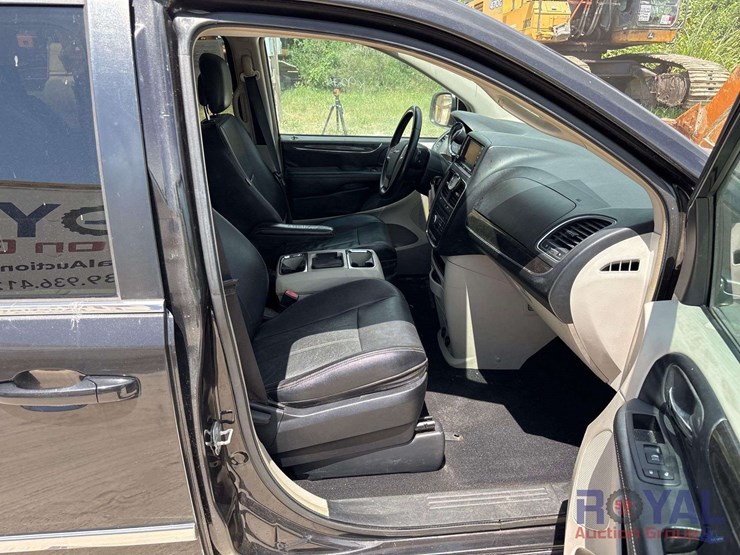 2014-chrysler-town-&-country-image-26