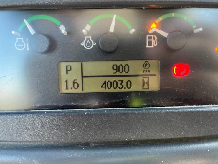 2015-deere-650k-lgp-image-23