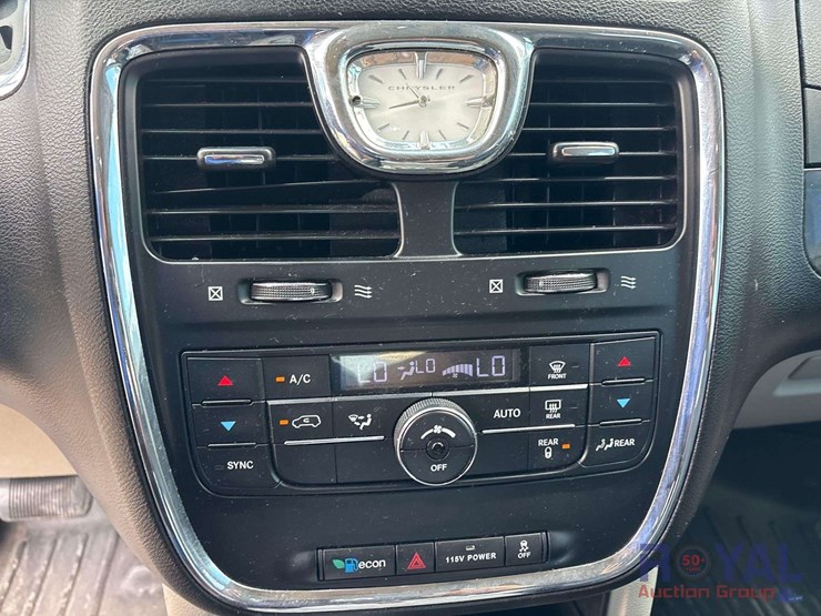2013-chrysler-town-&-country-image-15