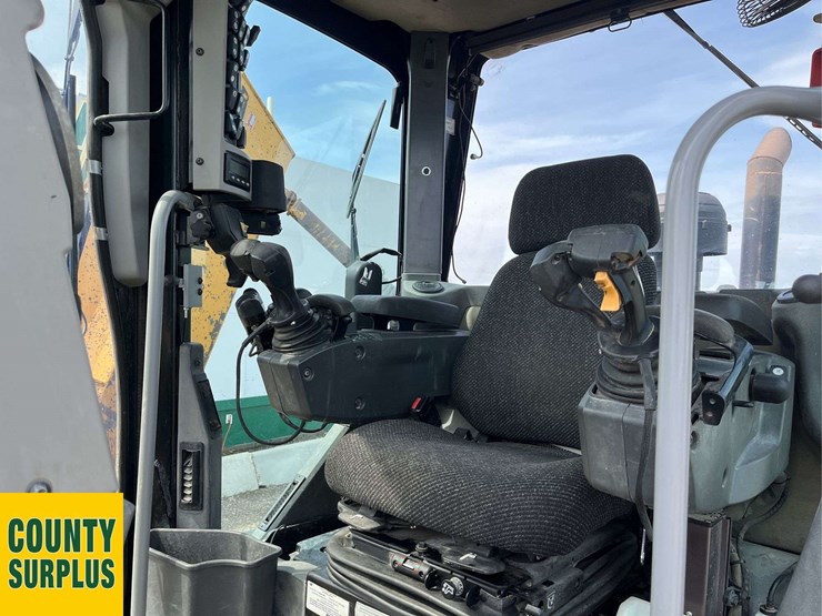 2017-caterpillar-14m-image-9