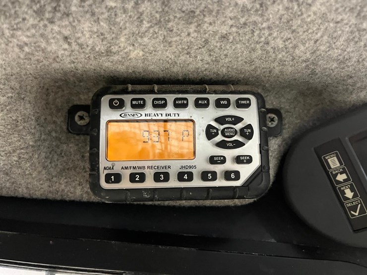 2015-deere-318e-image-25