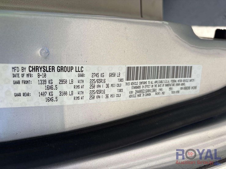 2010-chrysler-town-&-country-image-10
