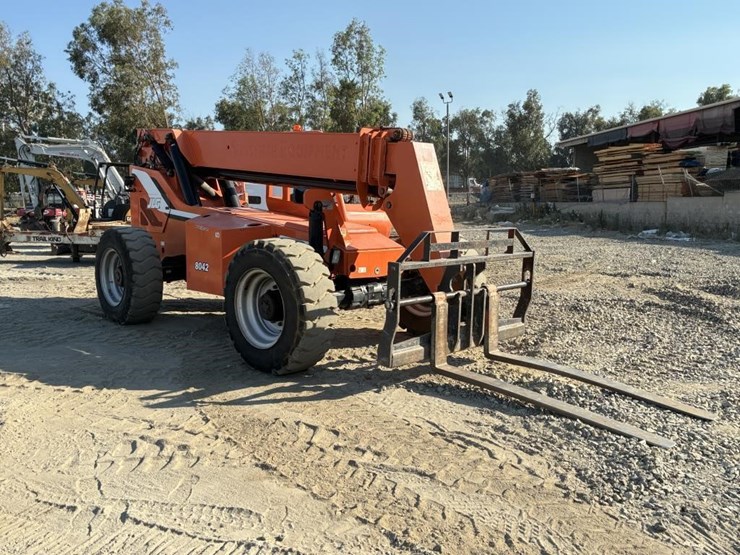 2013-jlg-8042-image-2