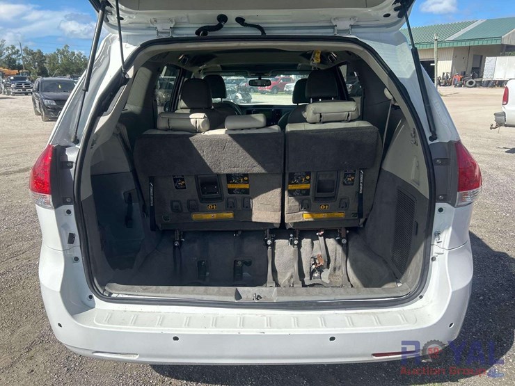 2011-toyota-sienna-image-23