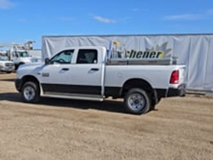 2015-ram-tradesman-image-33