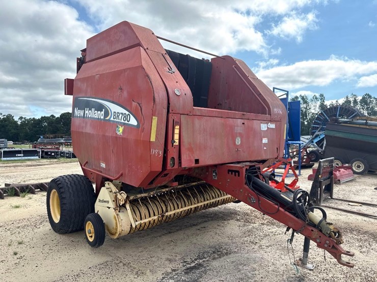 new-holland-br780-image-4