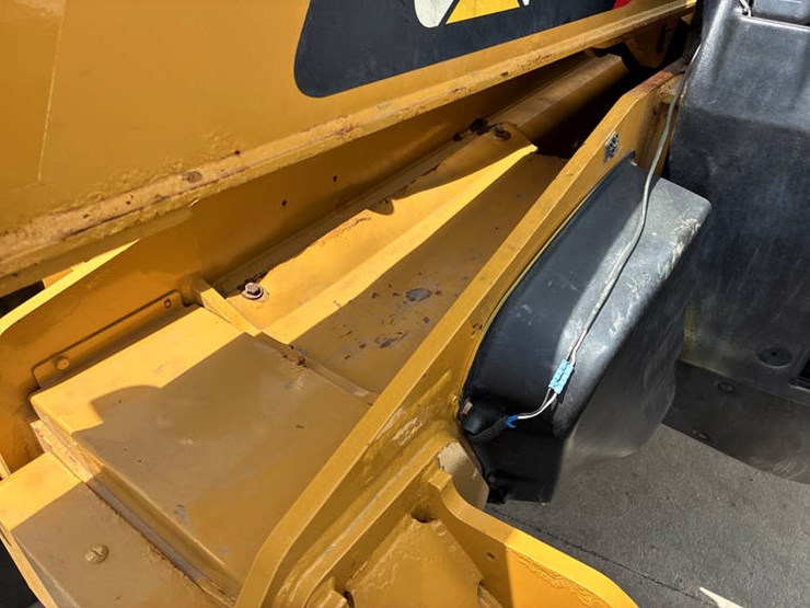 2018-caterpillar-th408d-image-31