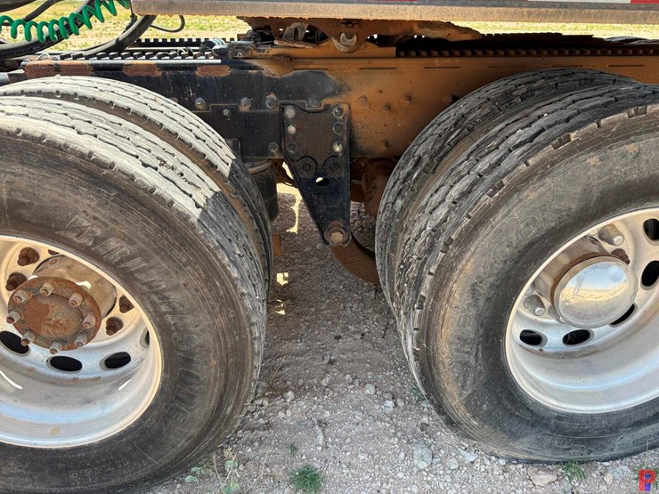2013-peterbilt-367-image-28