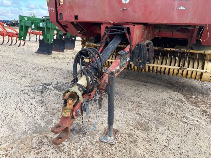 new-holland-br780-image-6