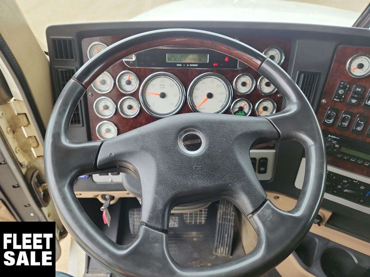 2012-freightliner-coronado-122-image-10
