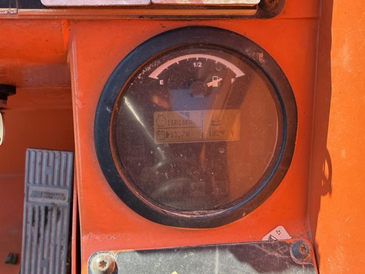 2013-jlg-8042-image-19