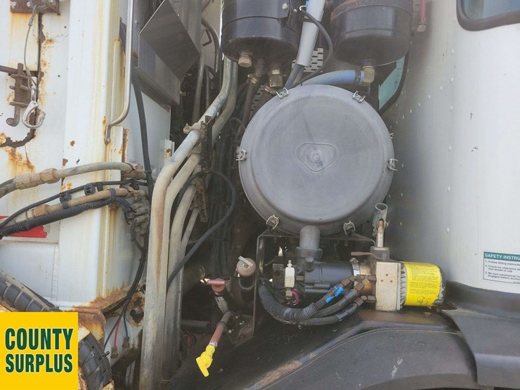 2016-peterbilt-320-image-15