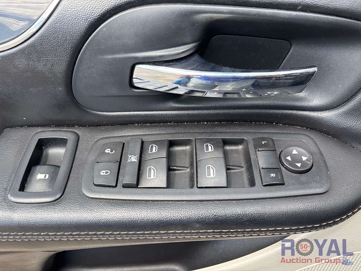 2013-chrysler-town-&-country-image-8
