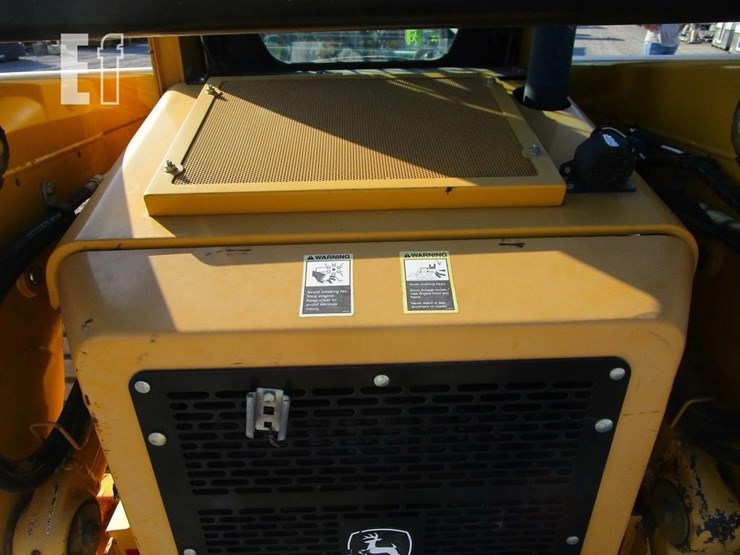 deere-320-image-15