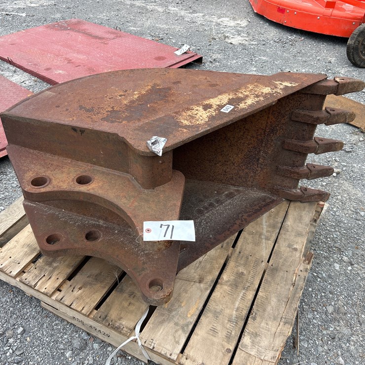 #71 • 24” DIGGING BUCKET