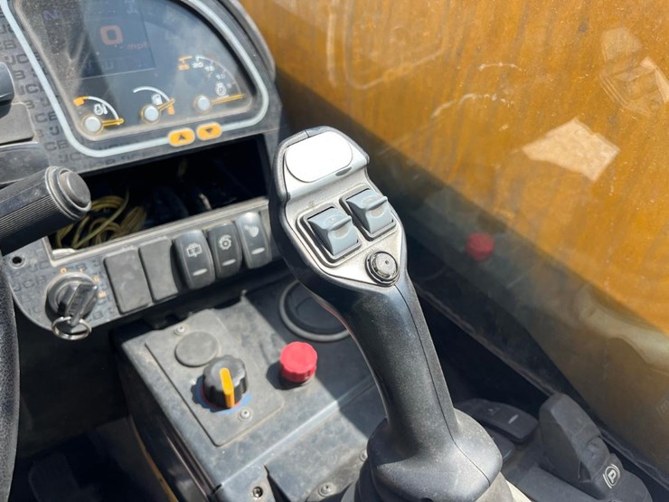 2015-jcb-525-60-image-32