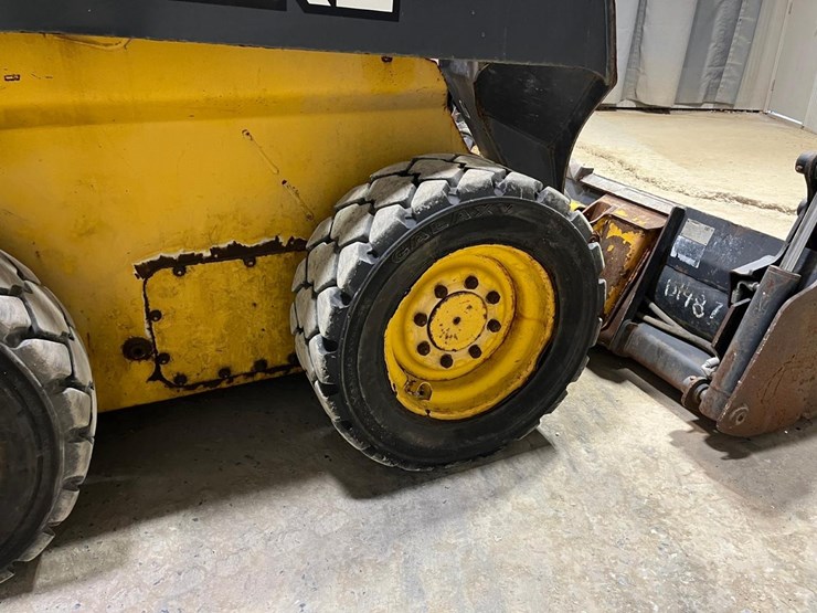 2015-deere-318e-image-17