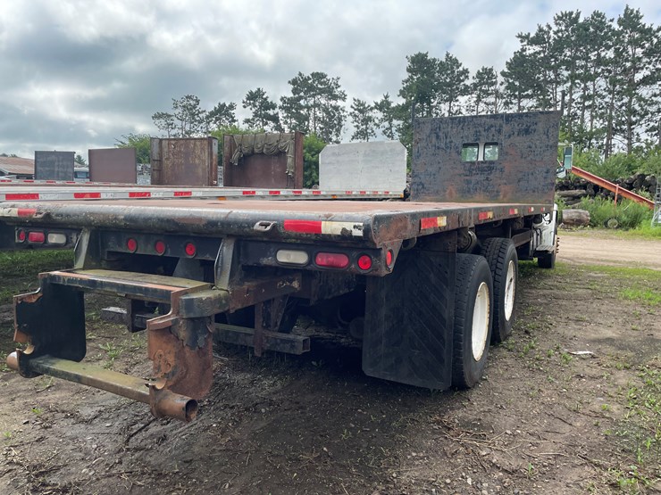 2002-freightliner-fl80-image-5