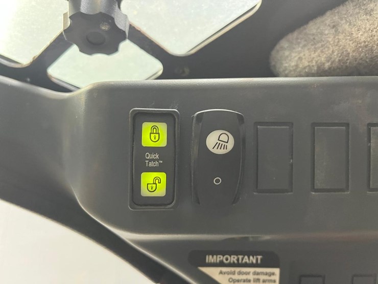 2015-deere-318e-image-21