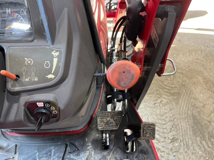 2020-massey-ferguson-gc1723eb-image-29