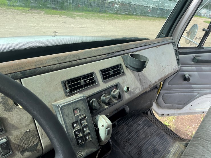 2002-freightliner-fl80-image-37