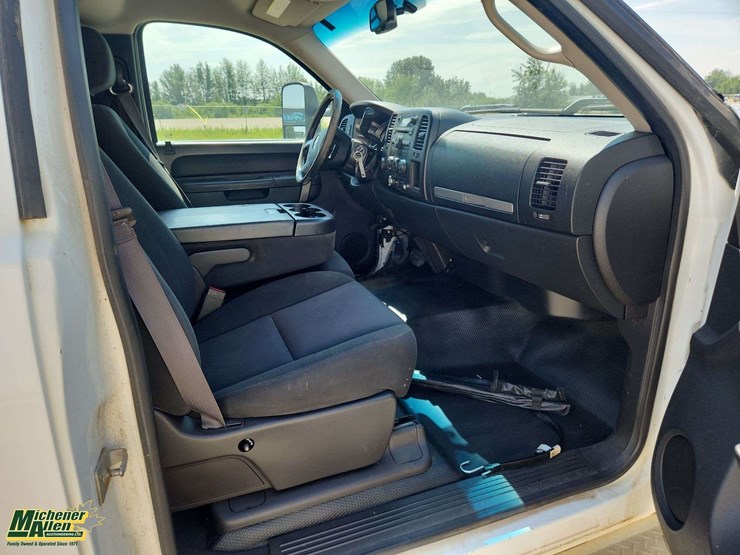 2013-chevrolet-silverado-3500hd-image-16