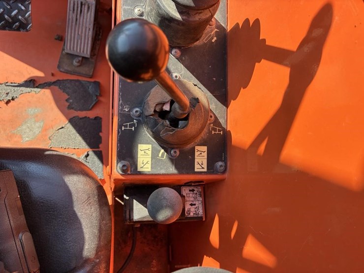 2013-jlg-8042-image-15