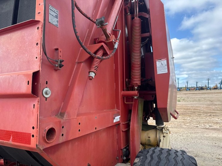 new-holland-br780-image-13
