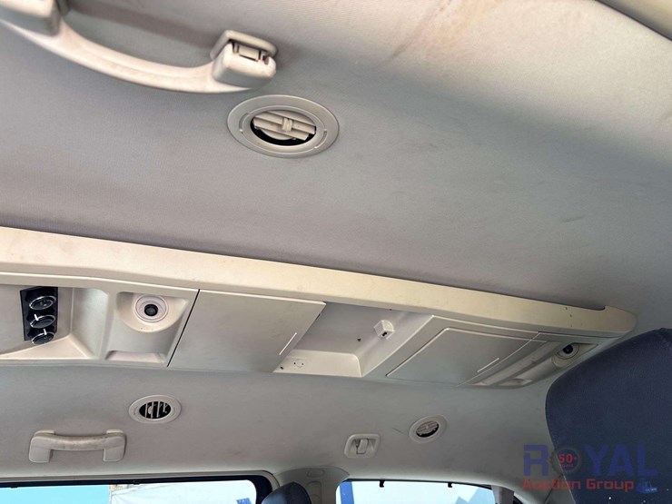 2014-chrysler-town-&-country-image-19