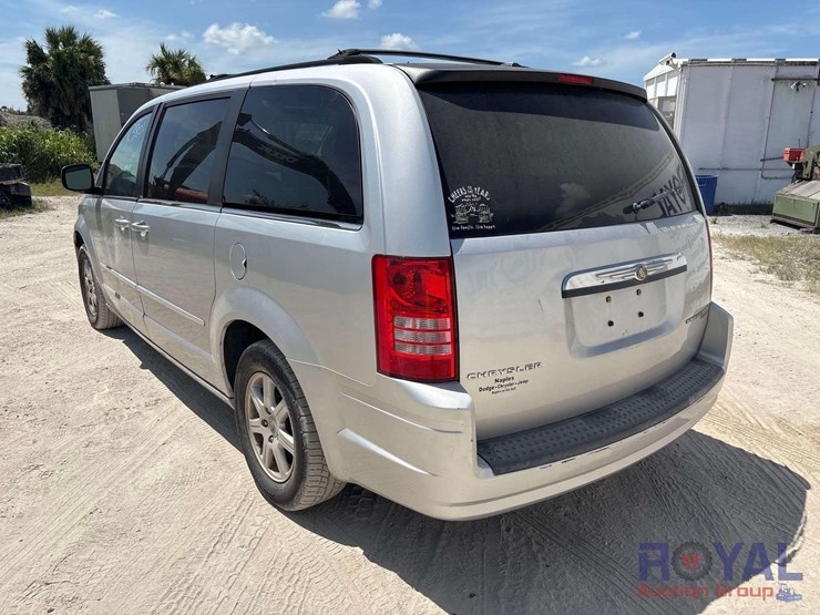 2010-chrysler-town-&-country-image-4