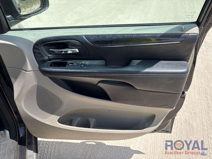 2014-chrysler-town-&-country-image-27