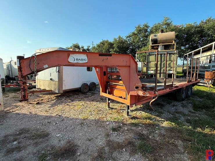 2011-centex-trailers-16’-x-102”-t/a-sgl.-whl.-flatbed-gooseneck-trailer-image-12
