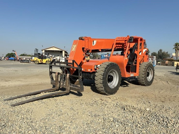 2013-jlg-8042-image-1