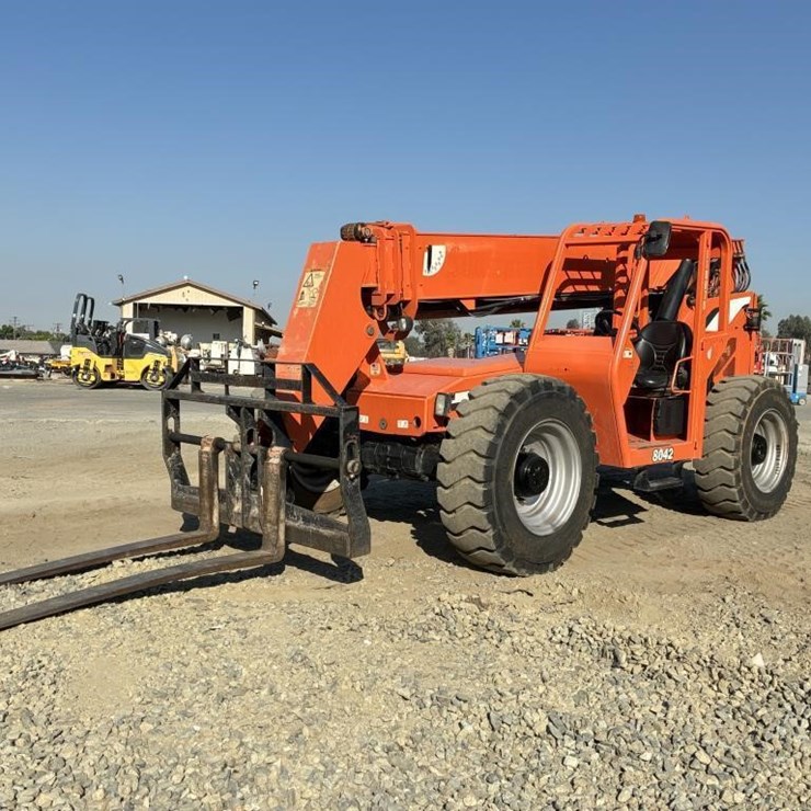 2013 JLG 8042
