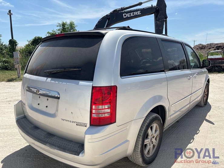 2010-chrysler-town-&-country-image-3