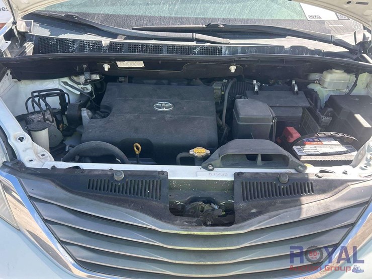 2011-toyota-sienna-image-13