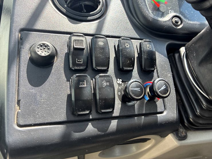 2018-caterpillar-th408d-image-80