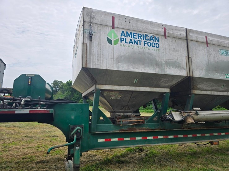 2013-doyle-dry-fertilizer-tender-trailer---kubota-diesel,-3-stainless-compartments,-side-discharge-image-10
