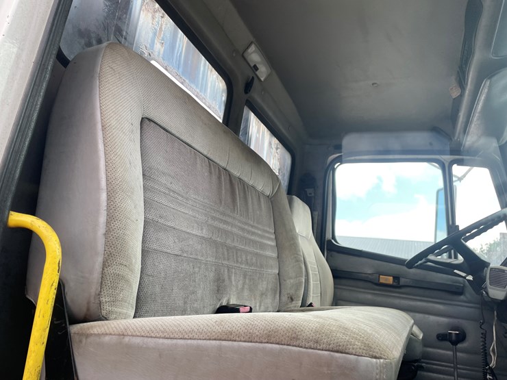 2002-freightliner-fl80-image-46