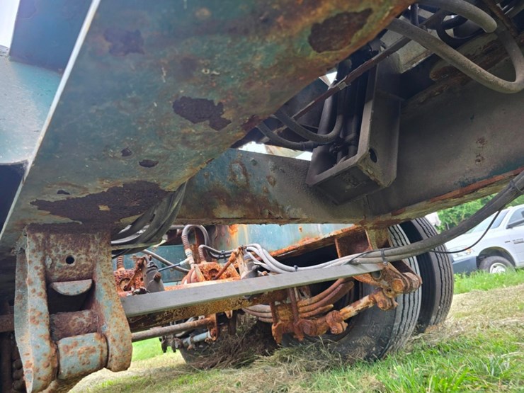 2013-doyle-dry-fertilizer-tender-trailer---kubota-diesel,-3-stainless-compartments,-side-discharge-image-39