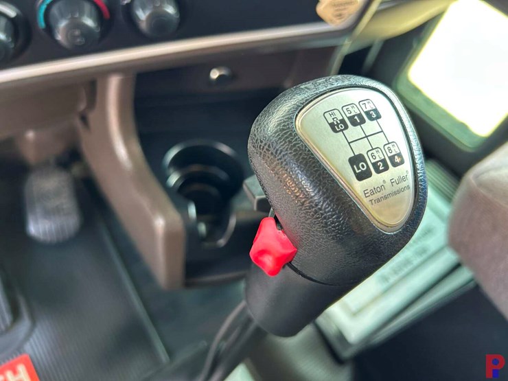 2013-kenworth-t800-image-8