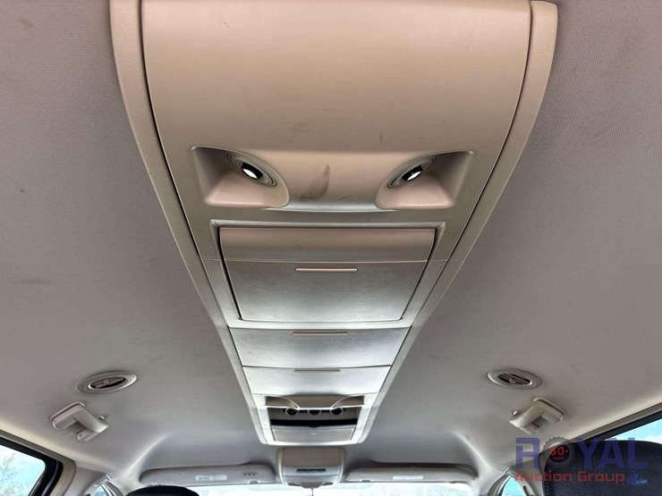2013-chrysler-town-&-country-image-24