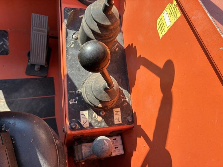 2014-jlg-8042-image-15